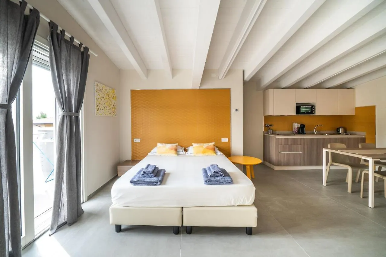 A Casa Di Sabina Otel Desenzano del Garda 2*,  İtalya